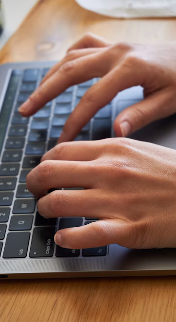 Vrijwilliger beheert christelijke content op een laptop