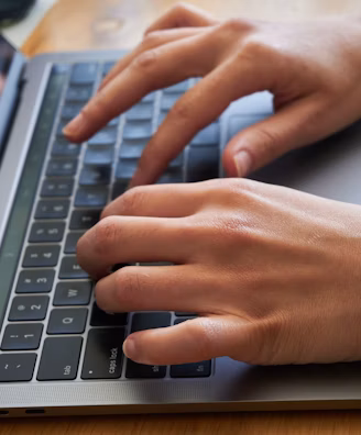 Vrijwilliger beheert christelijke content op een laptop